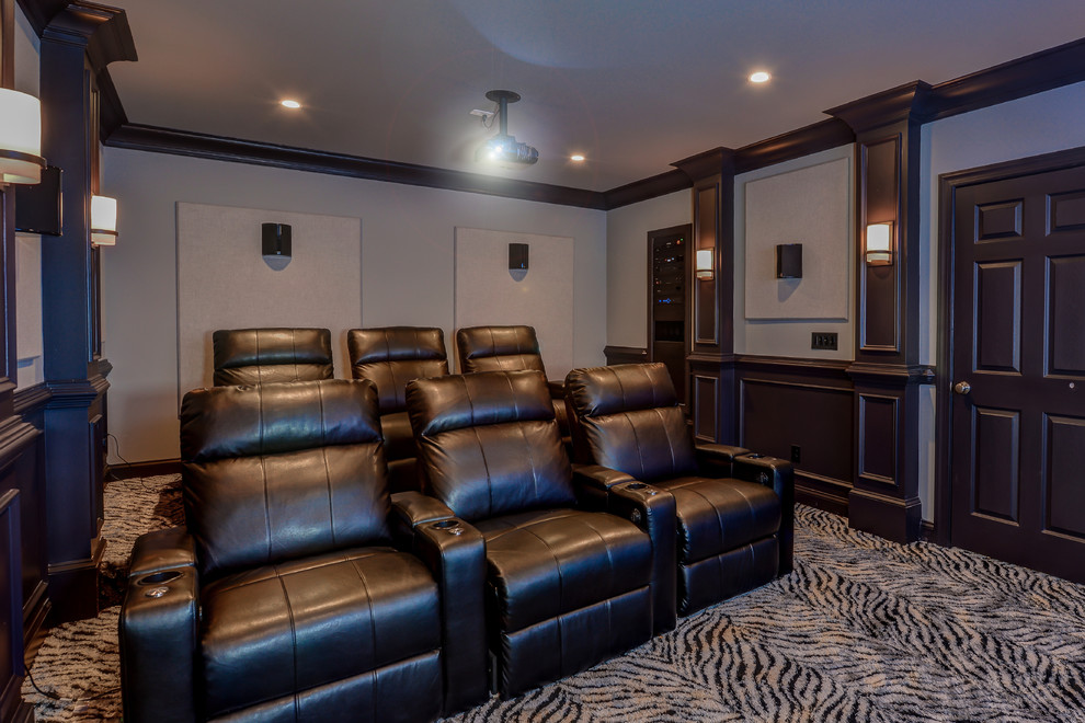 Imagen de cine en casa abierto tradicional renovado grande con paredes grises, moqueta y pantalla de proyección