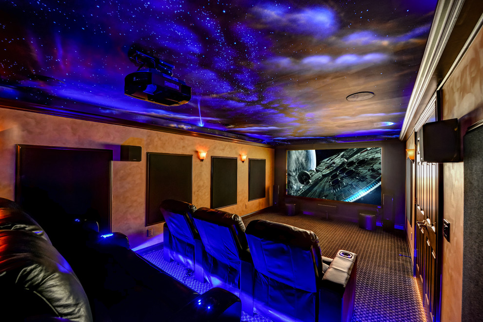 Imagen de cine en casa abierto clásico renovado grande con paredes grises, moqueta y pantalla de proyección