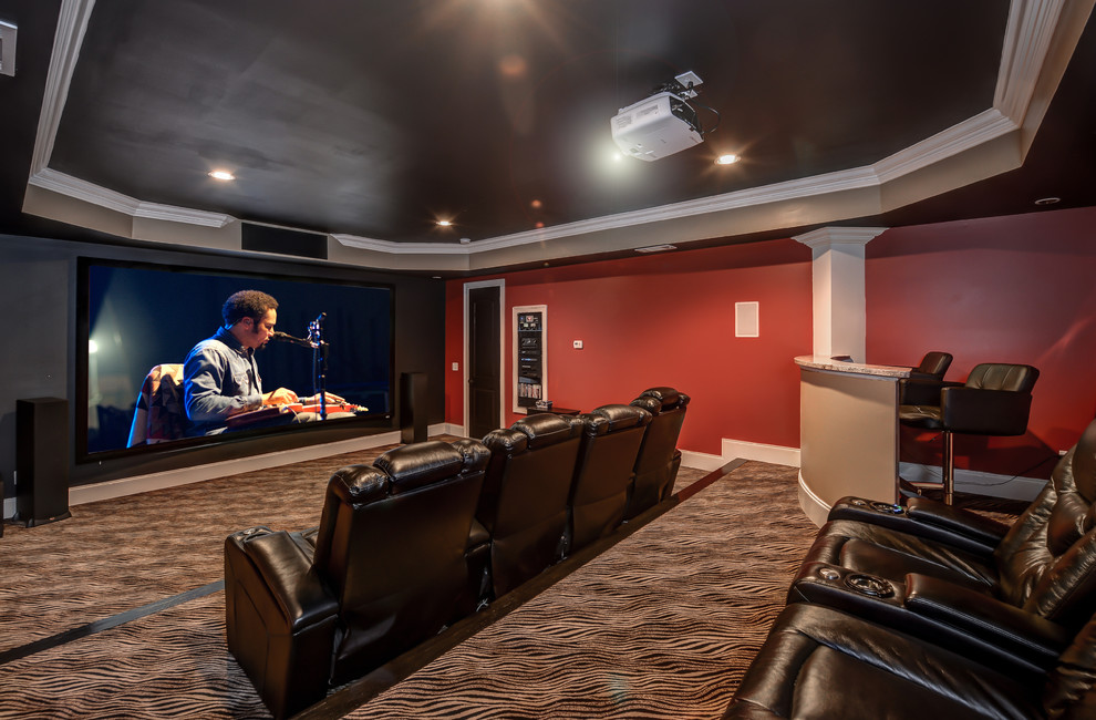 Immagine di un grande home theatre classico aperto con pareti grigie, moquette, schermo di proiezione e pavimento multicolore