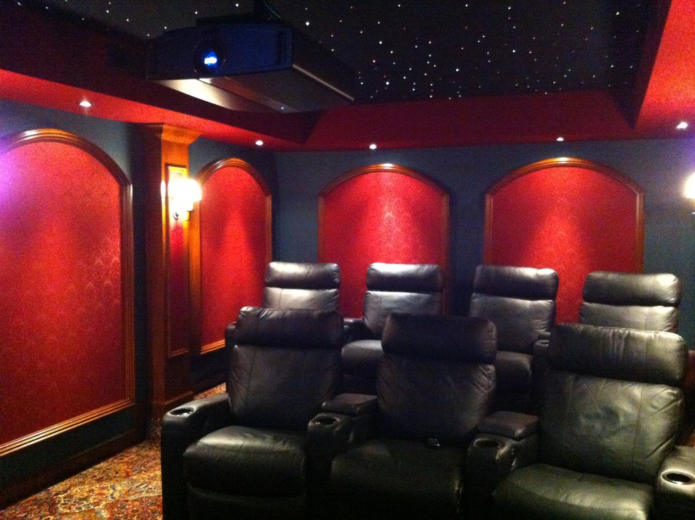 Пример оригинального дизайна: изолированный домашний кинотеатр среднего размера в современном стиле с синими стенами, ковровым покрытием, проектором и коричневым полом