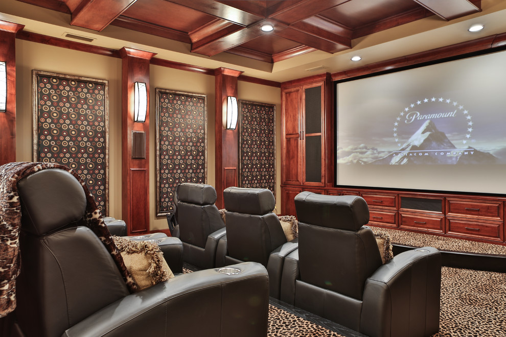 Abgetrenntes Klassisches Heimkino mit beiger Wandfarbe, Teppichboden, Leinwand und buntem Boden in Miami