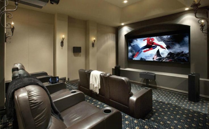 Exemple d'une très grande salle de cinéma chic fermée avec un mur beige, moquette et un téléviseur encastré.