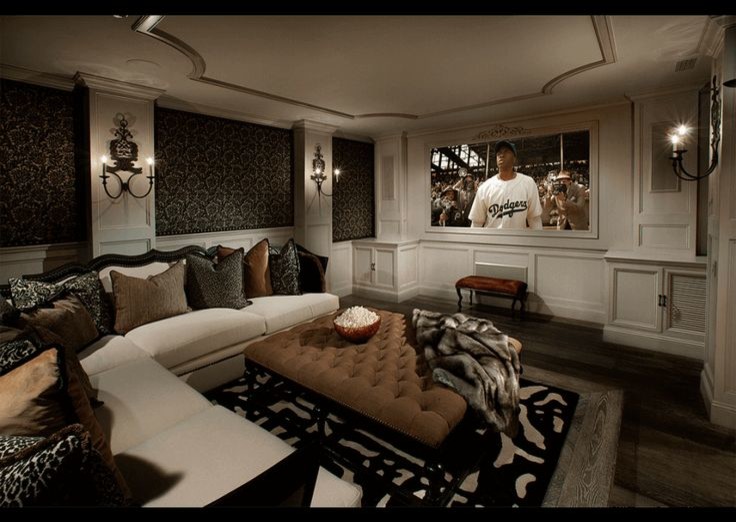 Geräumiges, Abgetrenntes Klassisches Heimkino mit beiger Wandfarbe, Teppichboden und Multimediawand in Phoenix
