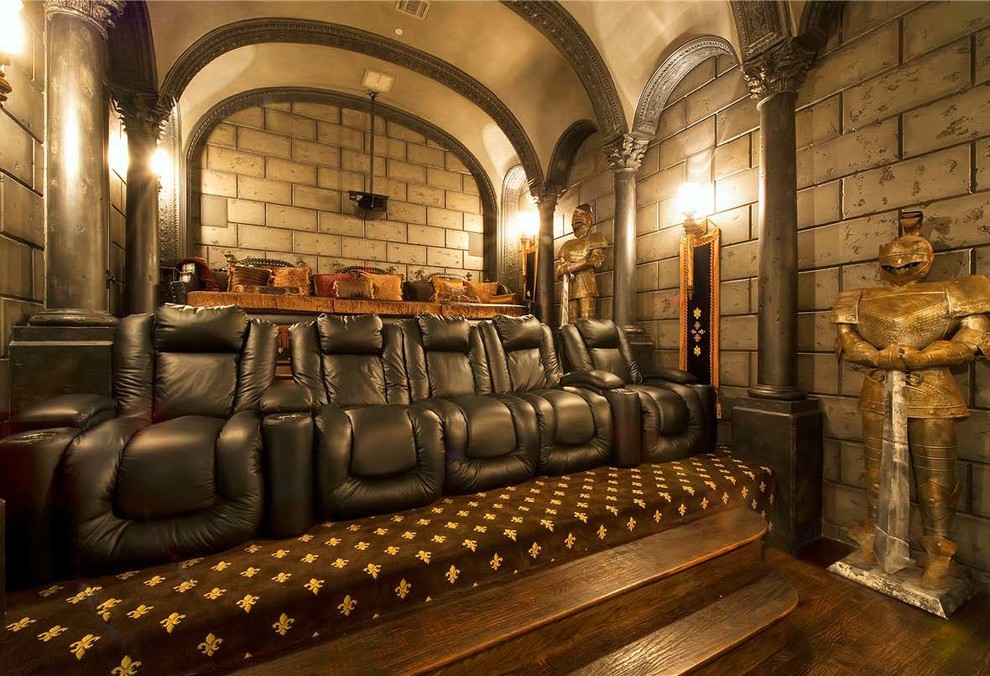 Идея дизайна: изолированный домашний кинотеатр в средиземноморском стиле с проектором