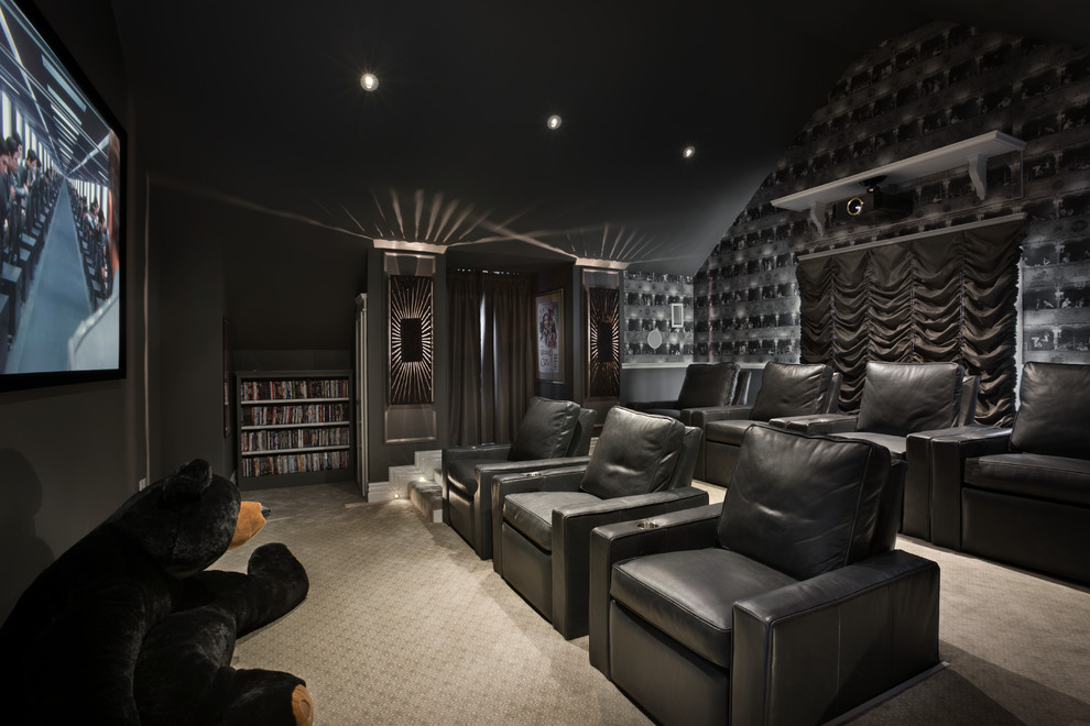 Стильный дизайн: большой изолированный домашний кинотеатр в современном стиле с черными стенами, ковровым покрытием и проектором - последний тренд