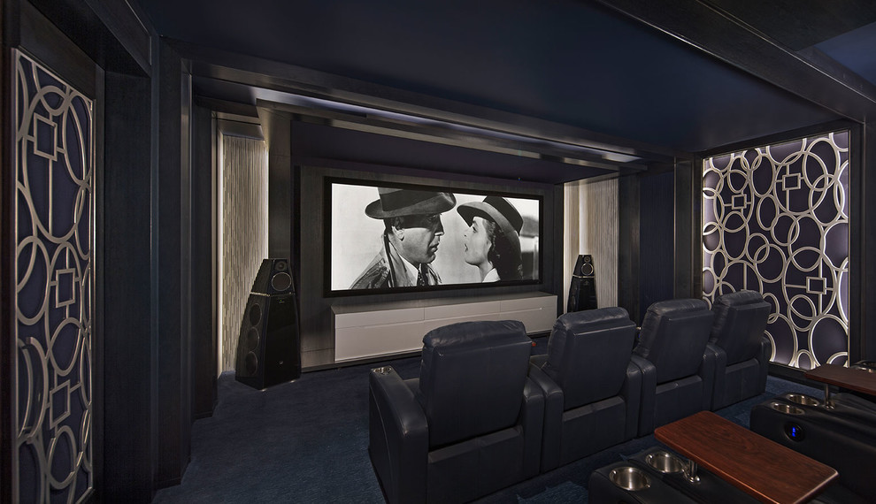 Ispirazione per un grande home theatre moderno chiuso con pareti viola, moquette e schermo di proiezione