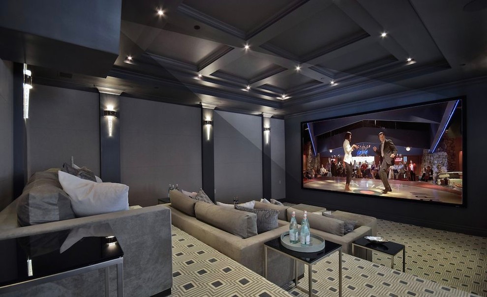 Idée de décoration pour une grande salle de cinéma tradition fermée avec un mur gris, moquette, un écran de projection et un sol multicolore.