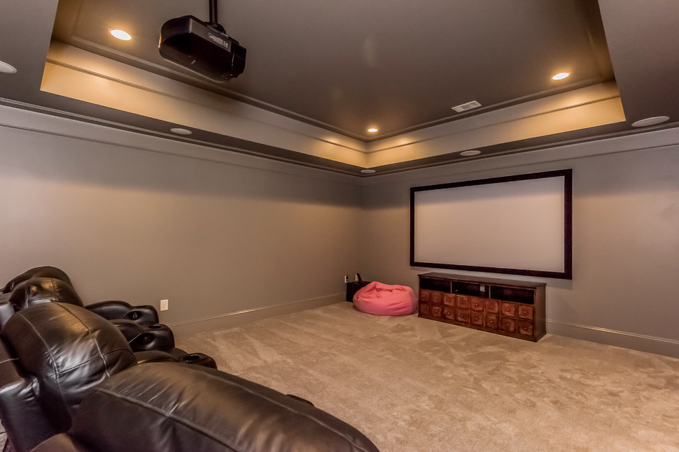 Идея дизайна: изолированный домашний кинотеатр среднего размера в стиле неоклассика (современная классика) с серыми стенами, ковровым покрытием и проектором