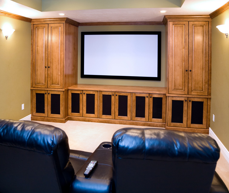 Cette photo montre une petite salle de cinéma chic fermée avec un mur beige, moquette et un écran de projection.