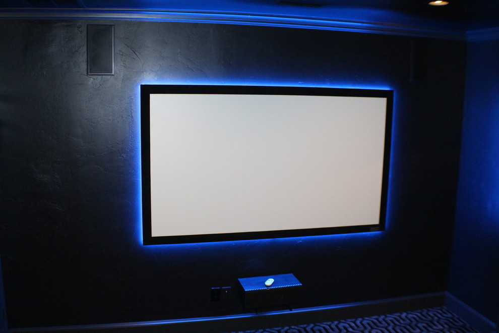 Cette image montre une salle de cinéma design de taille moyenne et fermée avec un mur noir, moquette, un écran de projection et un sol gris.