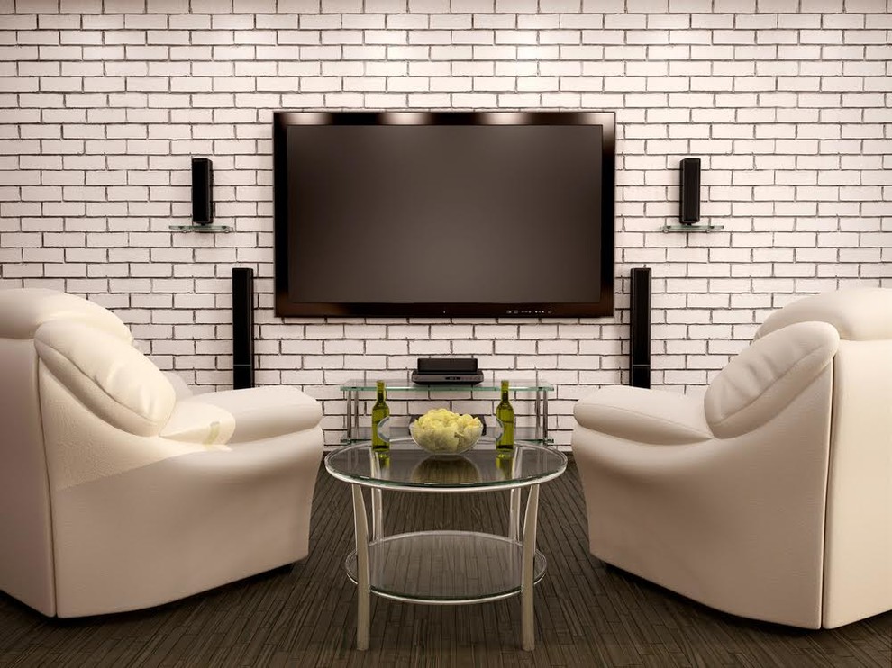 На фото: открытый домашний кинотеатр среднего размера в стиле лофт с белыми стенами, темным паркетным полом, телевизором на стене и коричневым полом