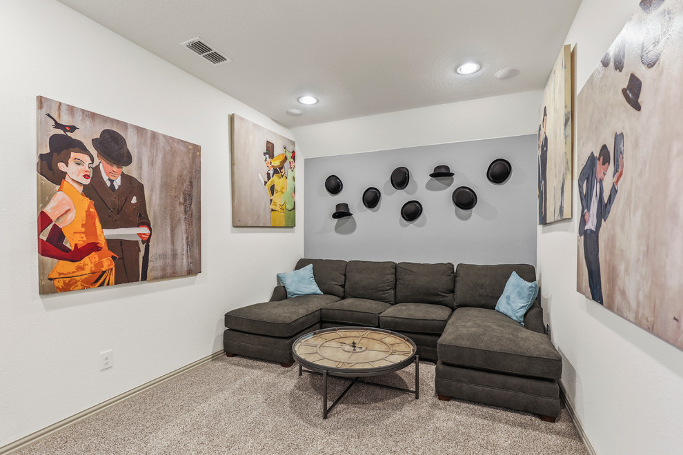 Mittelgroßes, Abgetrenntes Modernes Heimkino mit beiger Wandfarbe, Teppichboden, TV-Wand und schwarzem Boden in Dallas