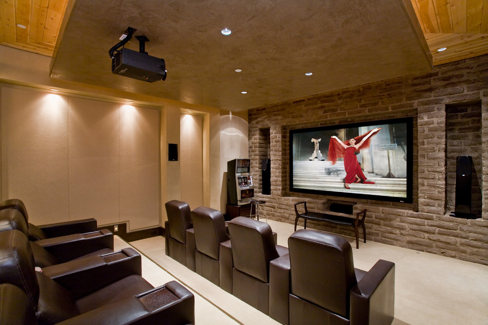 На фото: домашний кинотеатр в классическом стиле с бежевыми стенами, ковровым покрытием, бежевым полом и проектором