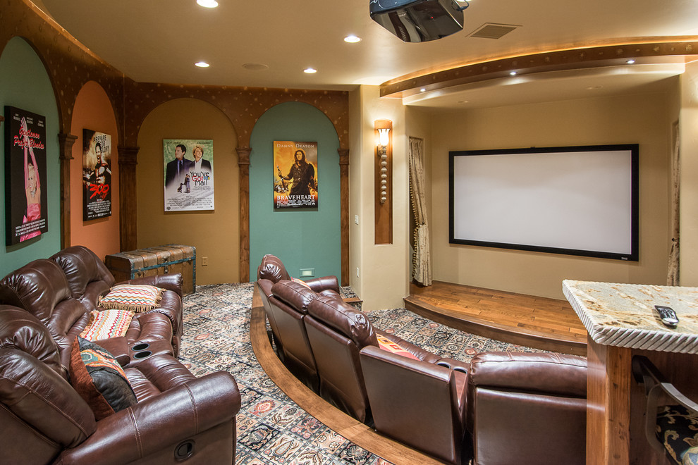 Immagine di un home theatre stile americano con pareti multicolore, moquette, schermo di proiezione e pavimento multicolore