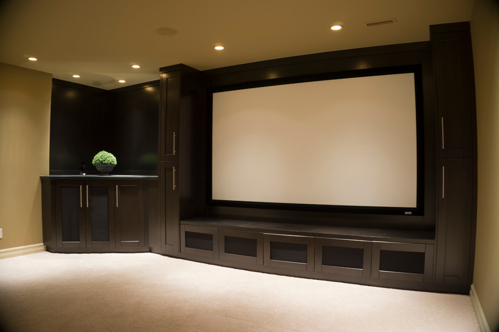 Immagine di un home theatre minimalista di medie dimensioni e chiuso con pareti marroni, moquette, schermo di proiezione e pavimento beige