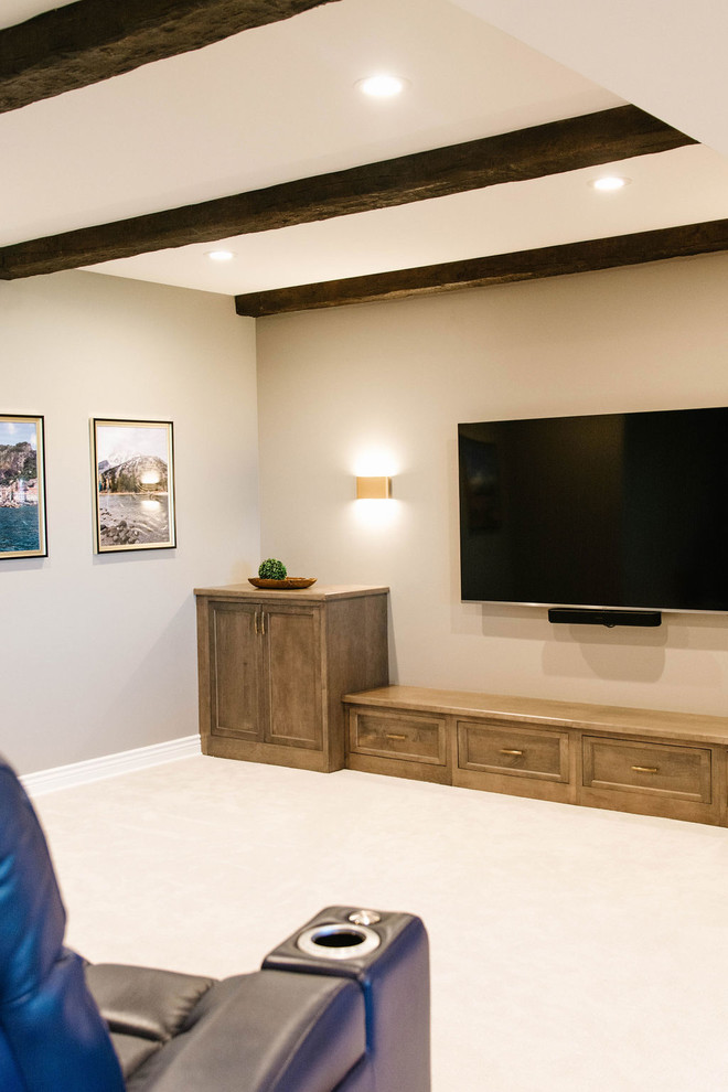 Mittelgroßes, Offenes Klassisches Heimkino mit beiger Wandfarbe, Teppichboden, TV-Wand und beigem Boden in Omaha