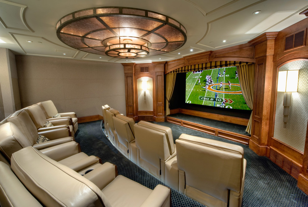 Diseño de cine en casa cerrado clásico grande con paredes beige, moqueta, pantalla de proyección y suelo multicolor