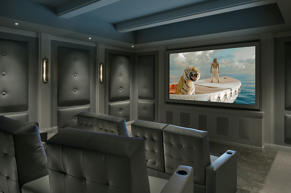 Diseño de cine en casa cerrado contemporáneo grande con paredes grises, moqueta y pared multimedia