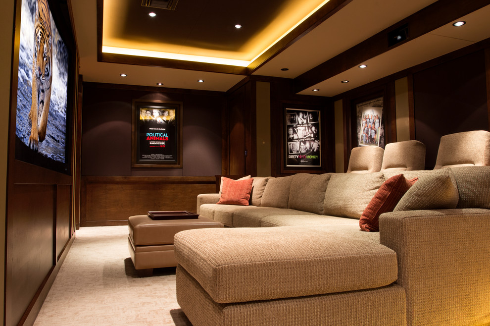 Exemple d'une grande salle de cinéma tendance fermée avec un mur marron, moquette et un écran de projection.