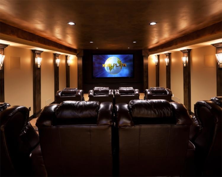 Diseño de cine en casa cerrado clásico grande con pared multimedia, paredes beige y moqueta