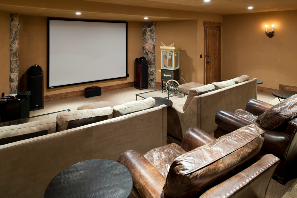 Стильный дизайн: домашний кинотеатр в стиле рустика с бежевыми стенами - последний тренд