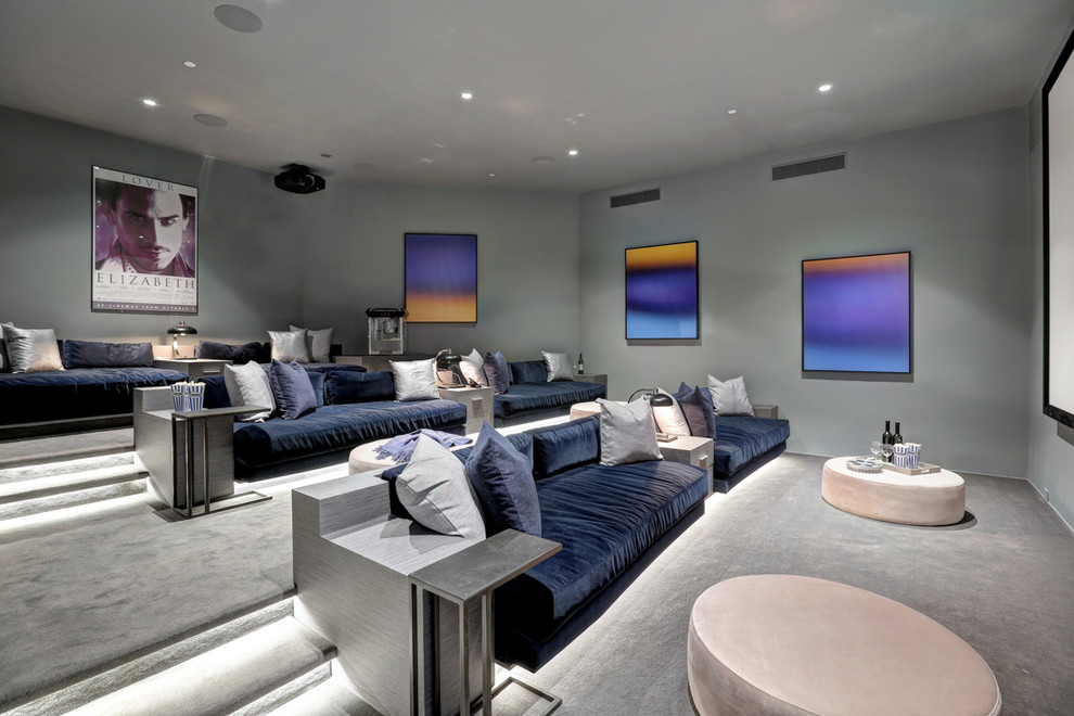 Idee per un home theatre design chiuso con pareti grigie, moquette, pavimento grigio e schermo di proiezione