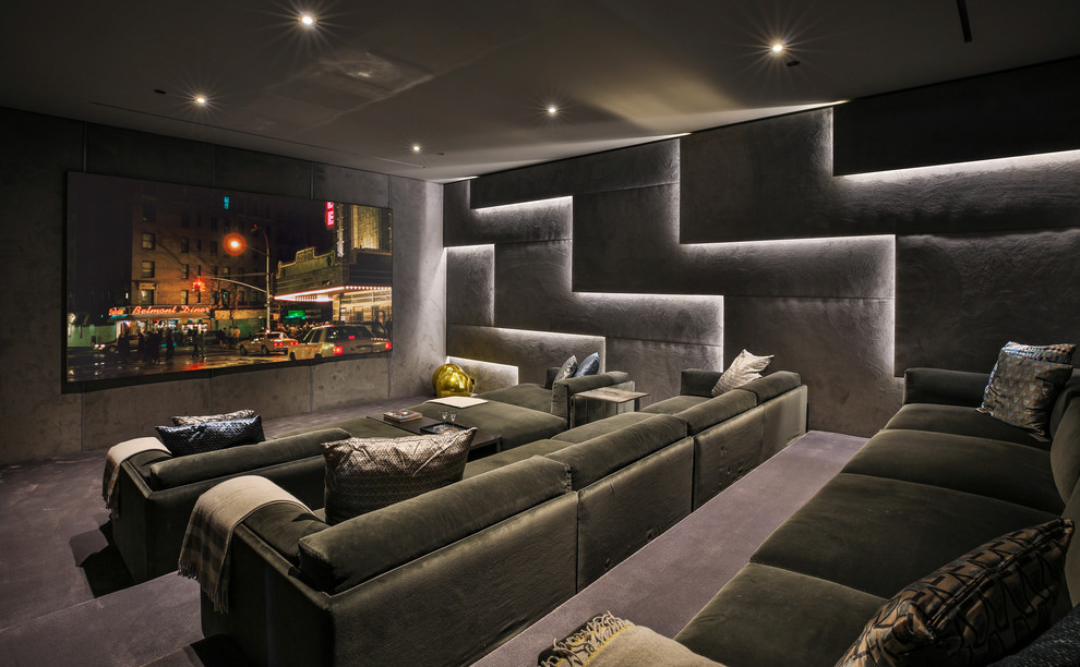 На фото: изолированный домашний кинотеатр в современном стиле с серыми стенами, ковровым покрытием, проектором и серым полом