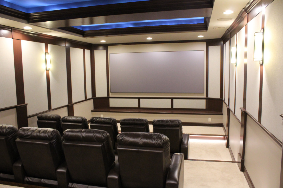 Foto de cine en casa cerrado clásico extra grande con paredes beige, moqueta, pantalla de proyección y suelo beige