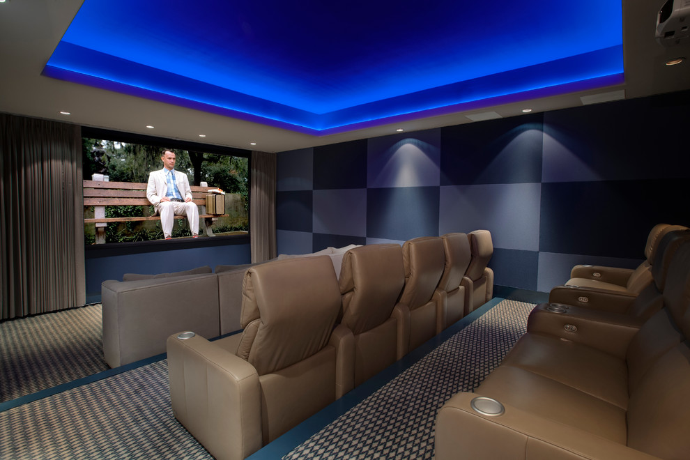 Imagen de cine en casa cerrado contemporáneo grande con paredes azules, moqueta y pantalla de proyección