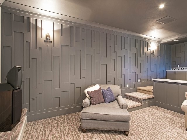 Источник вдохновения для домашнего уюта: большой изолированный домашний кинотеатр в стиле неоклассика (современная классика) с серыми стенами, ковровым покрытием и проектором