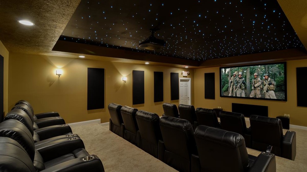 Exemple d'une salle de cinéma moderne fermée avec un écran de projection.