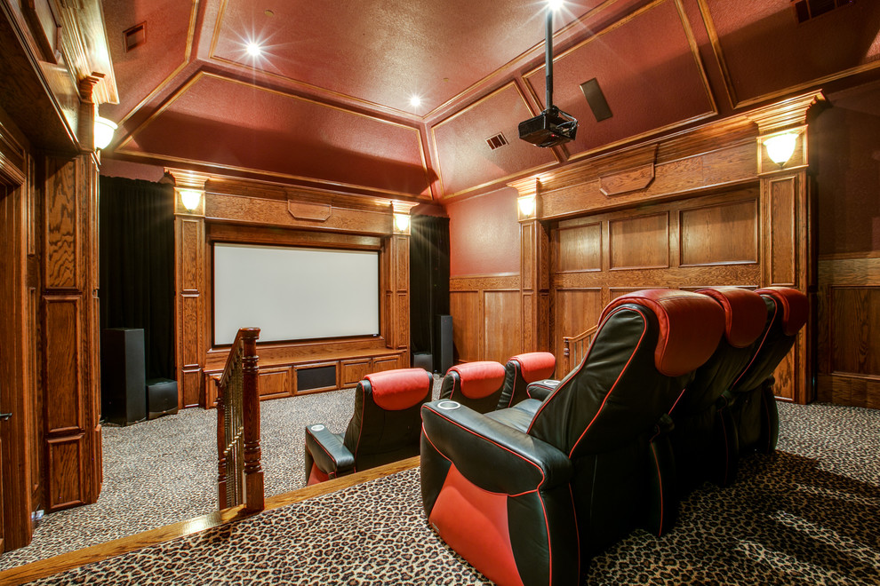 Пример оригинального дизайна: изолированный домашний кинотеатр в классическом стиле с ковровым покрытием, проектором и разноцветным полом