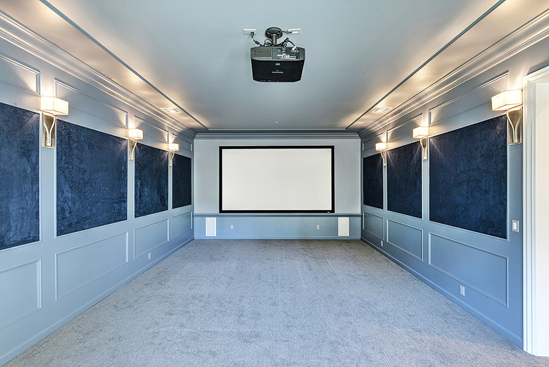 Пример оригинального дизайна: домашний кинотеатр в современном стиле