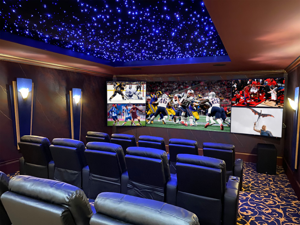 Inspiration pour une grande salle de cinéma traditionnelle fermée avec un mur marron, moquette, un écran de projection et un sol multicolore.