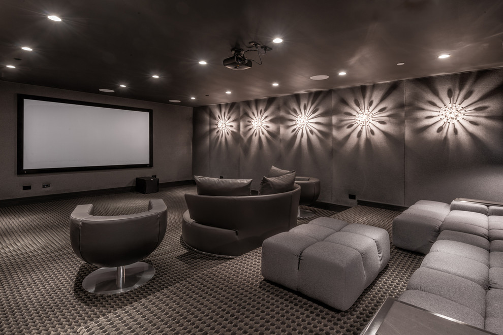 Пример оригинального дизайна: изолированный домашний кинотеатр в современном стиле с серыми стенами, ковровым покрытием и проектором