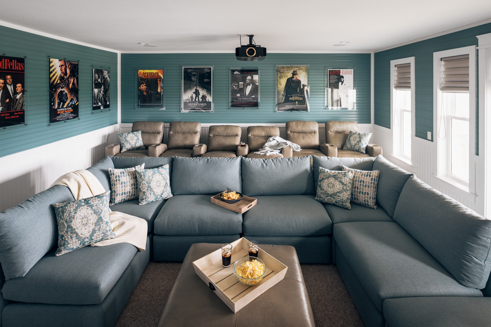 На фото: большой изолированный домашний кинотеатр в морском стиле с синими стенами, ковровым покрытием, проектором и бежевым полом