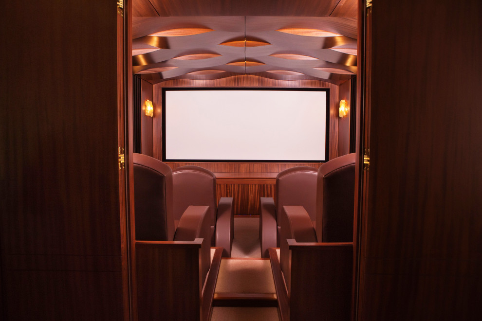 На фото: изолированный домашний кинотеатр среднего размера в стиле неоклассика (современная классика) с ковровым покрытием, проектором и бежевым полом
