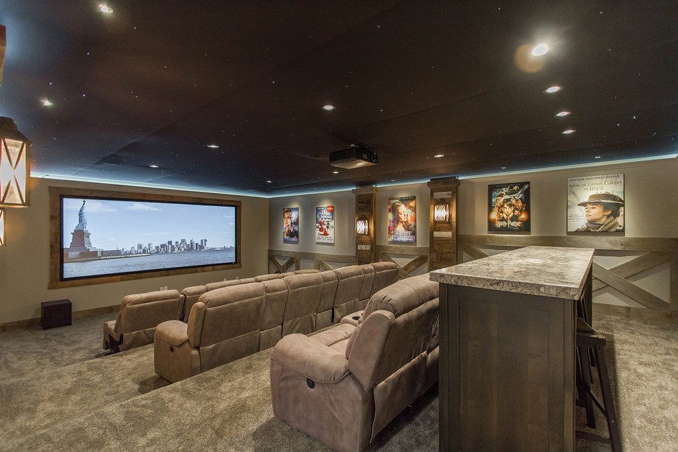 Cette image montre une grande salle de cinéma rustique fermée avec un mur gris, moquette et un écran de projection.