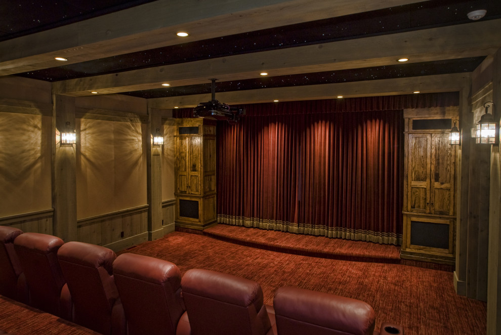 Idée de décoration pour une salle de cinéma bohème.