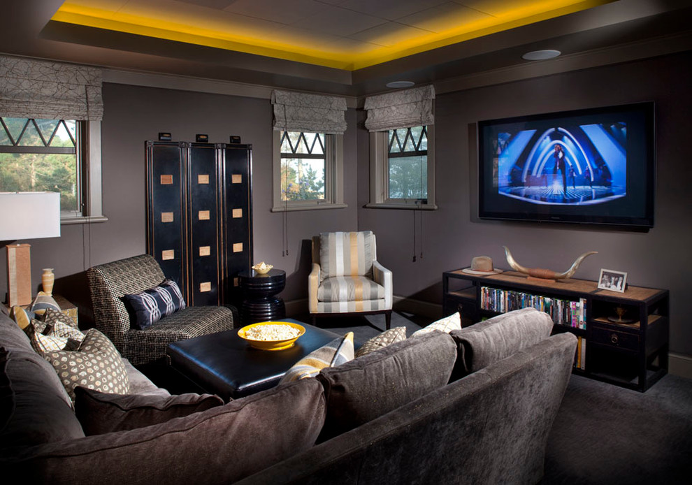 Ejemplo de cine en casa cerrado clásico de tamaño medio con paredes grises, televisor colgado en la pared y suelo gris