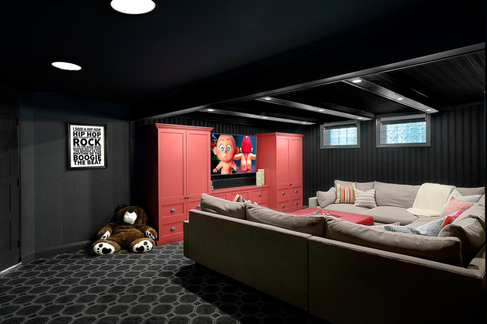 Ejemplo de cine en casa cerrado minimalista extra grande con paredes negras, moqueta, pared multimedia y suelo negro