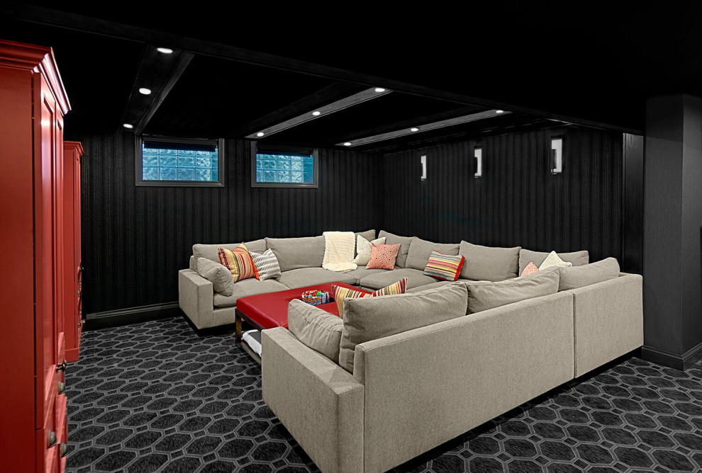 Modelo de cine en casa cerrado moderno extra grande con paredes negras, moqueta, pared multimedia y suelo negro