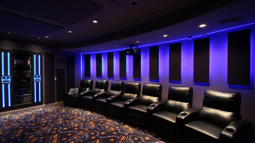 Свежая идея для дизайна: изолированный домашний кинотеатр среднего размера в современном стиле с серыми стенами, проектором и ковровым покрытием - отличное фото интерьера