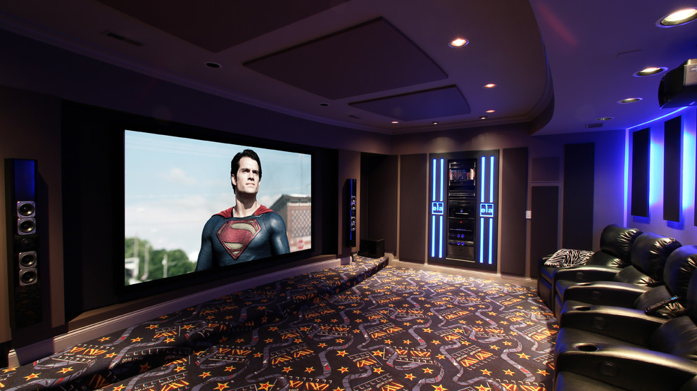 Стильный дизайн: изолированный домашний кинотеатр среднего размера в современном стиле с синими стенами, ковровым покрытием, проектором и разноцветным полом - последний тренд