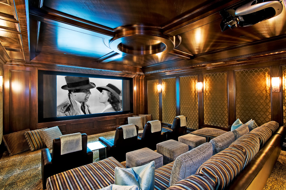Источник вдохновения для домашнего уюта: большой изолированный домашний кинотеатр в современном стиле с коричневыми стенами, ковровым покрытием, проектором и разноцветным полом