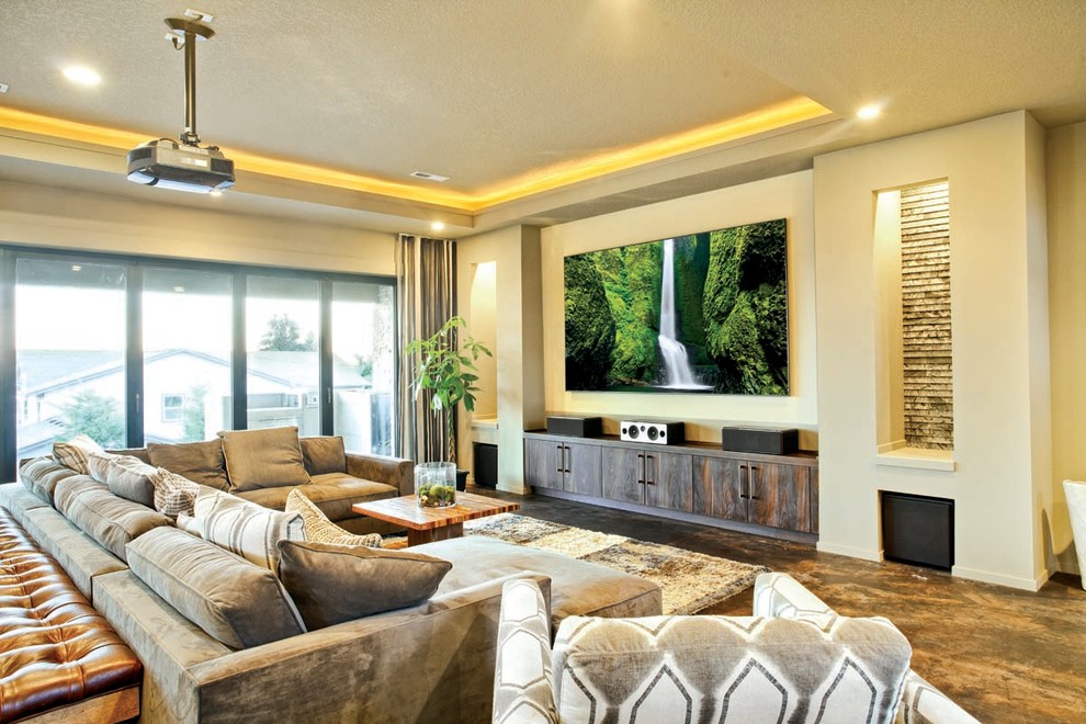 Bild på ett mellanstort funkis avskild hemmabio, med gula väggar och en väggmonterad TV