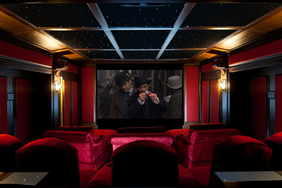 Idées déco pour une salle de cinéma classique de taille moyenne et fermée avec un mur rouge, moquette et un écran de projection.