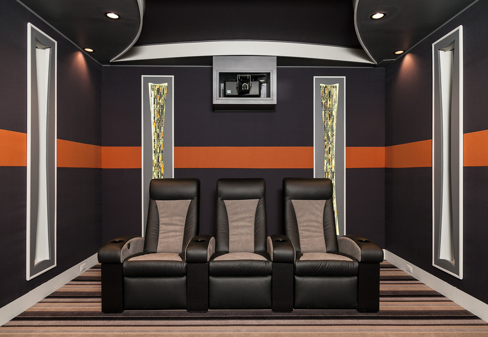 Modelo de cine en casa contemporáneo con paredes multicolor y moqueta