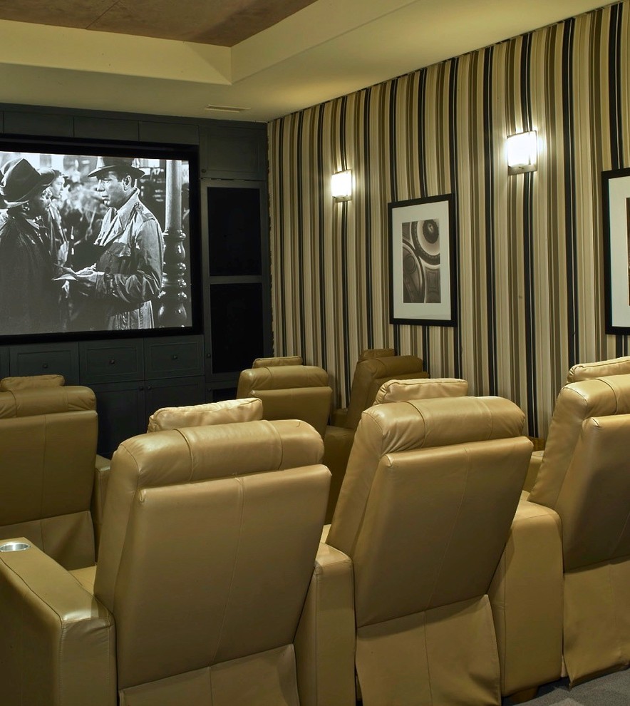 Immagine di un home theatre classico chiuso con schermo di proiezione