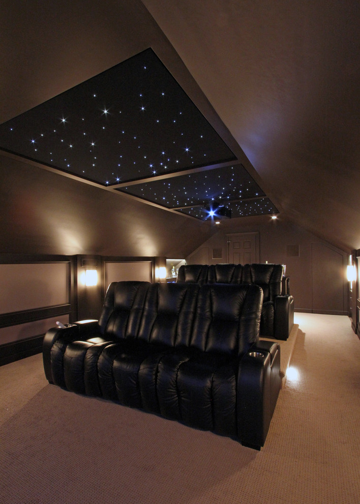 Modelo de cine en casa cerrado contemporáneo grande con paredes marrones, moqueta y pantalla de proyección